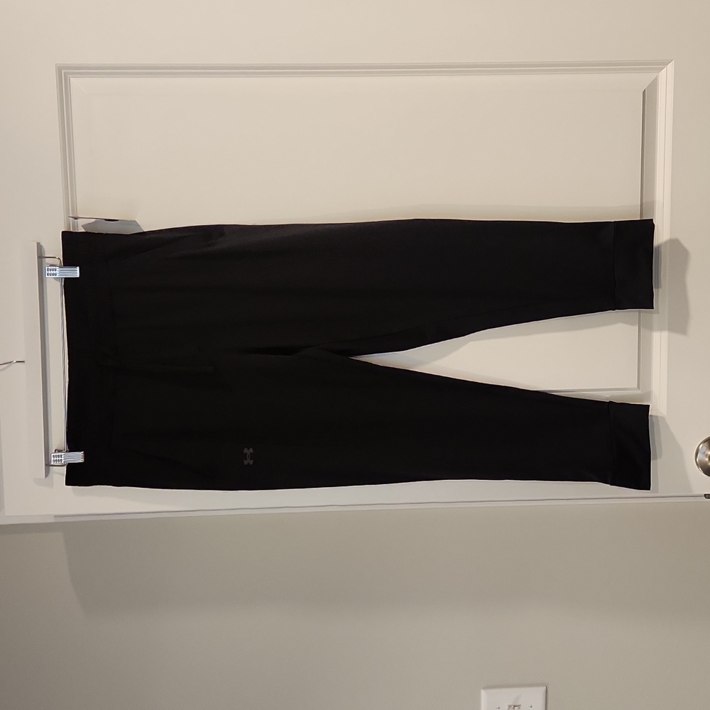 Under Armour Women's Heat Gear  Capri Pant. Black size medium. NWT.